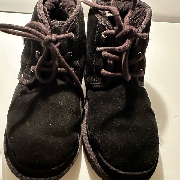 Children’s size 1 (US) Ugg’s - Picture 1 of 3